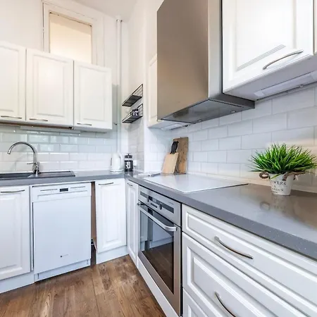 Apartment Center, High Ceilings, 75m2 2br Free Parking