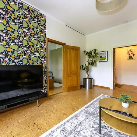 דירה Center, High Ceilings, 75m2 2br Free Parking