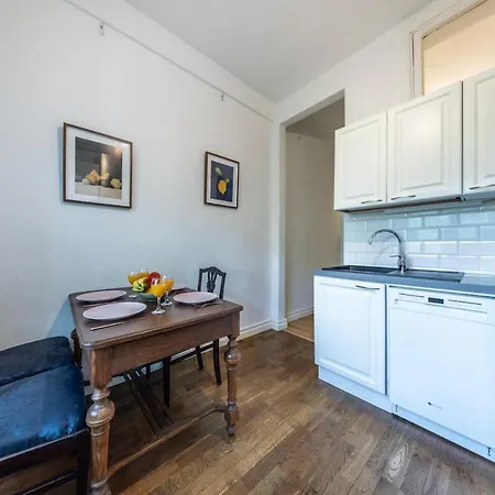 Apartament Center, High Ceilings, 75m2 2br Free Parking *