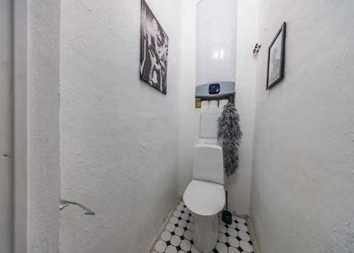 Center, High Ceilings, 75m2 2br Free Parking 아파트 *