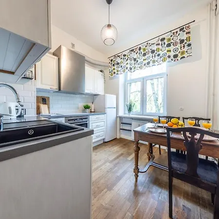 Center, High Ceilings, 75m2 2br Free Parking Apartment Reval