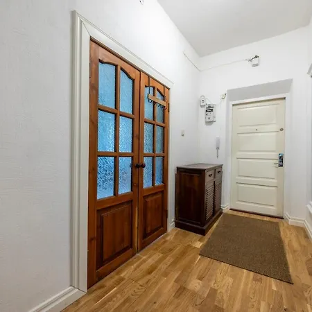 Apartment Center, High Ceilings, 75m2 2br Free Parking