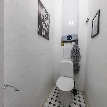 Center, High Ceilings, 75m2 2br Free Parking Apartment *