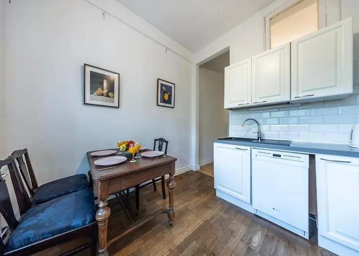 Appartement Center, High Ceilings, 75m2 2br Free Parking *